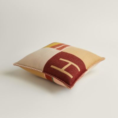 エルメス クッション イターク サーブル クッション 《イターク》 - ベージュ | Hermès - エルメス-公式サイト